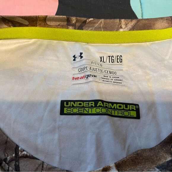 Under Armor Scent Control Heat Gear Shirt, size XL. (S90) - Picture 3 of 4